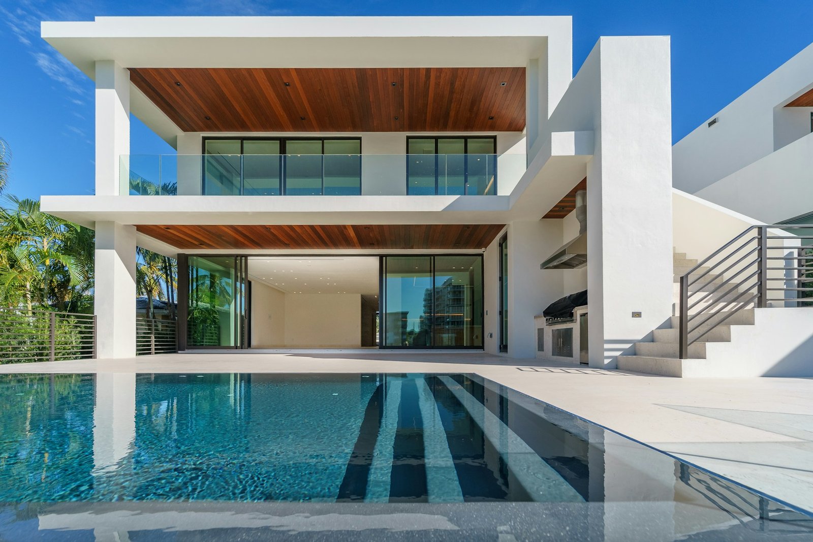 Arquitectura mediterránea abierta a la luz y a la piscina